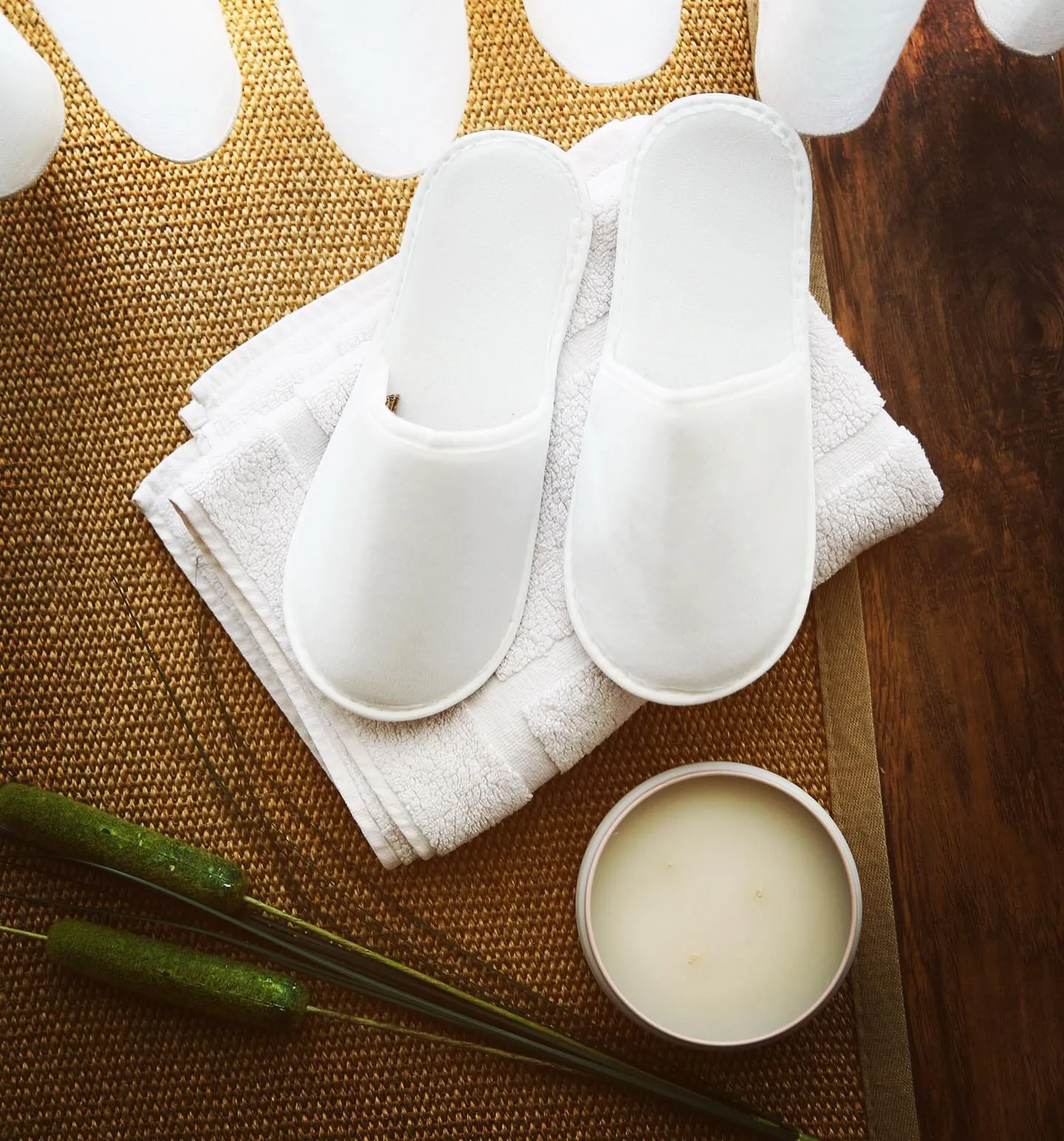Chochili 20 Pairs Fabric Packed Non-Woven Disposable Hotel Slippers for Airbnb Spa Wedding Guests Adult Men Women Size 10-11, White
