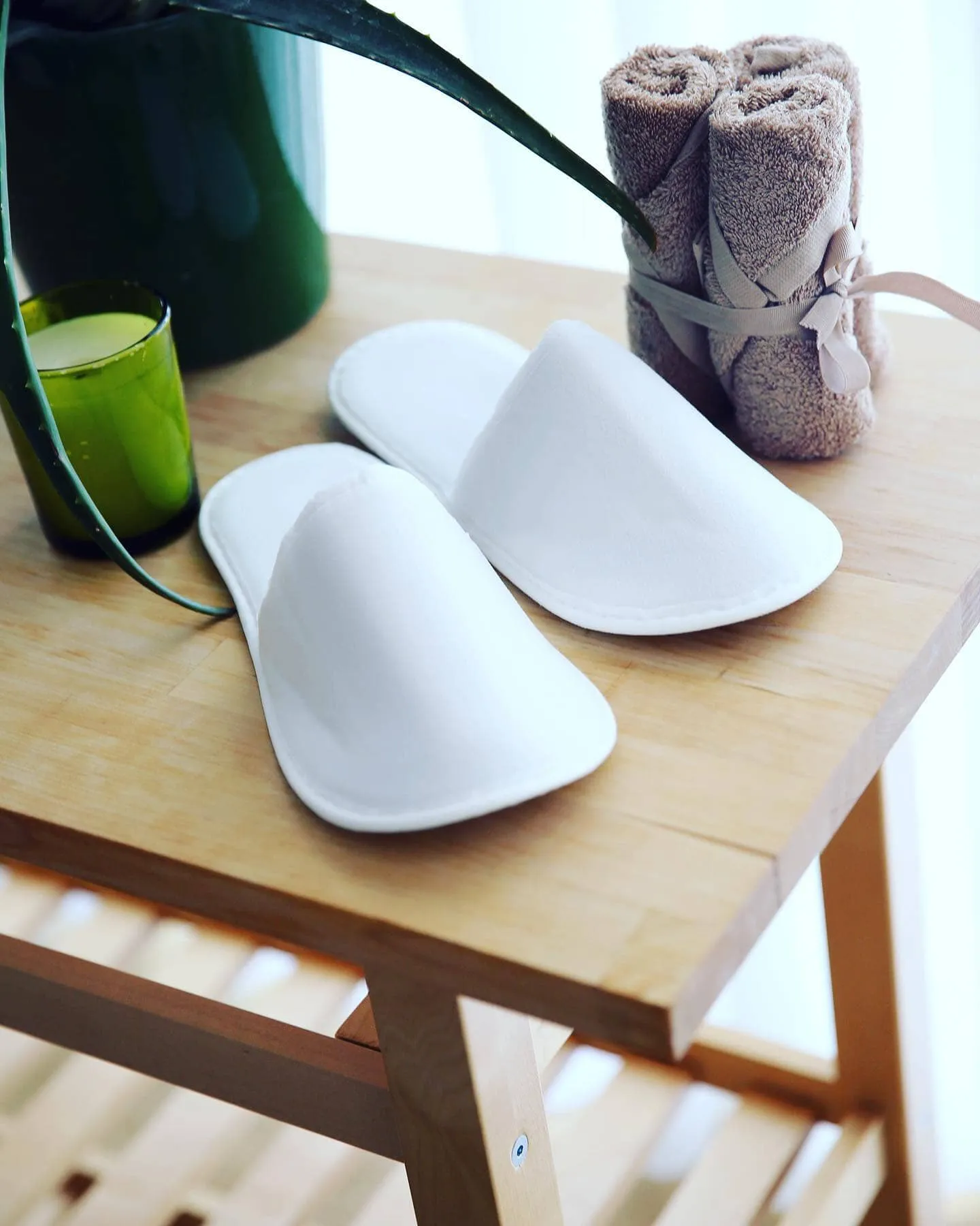 Chochili 20 Pairs Fabric Packed Non-Woven Disposable Hotel Slippers for Airbnb Spa Wedding Guests Adult Men Women Size 10-11, White
