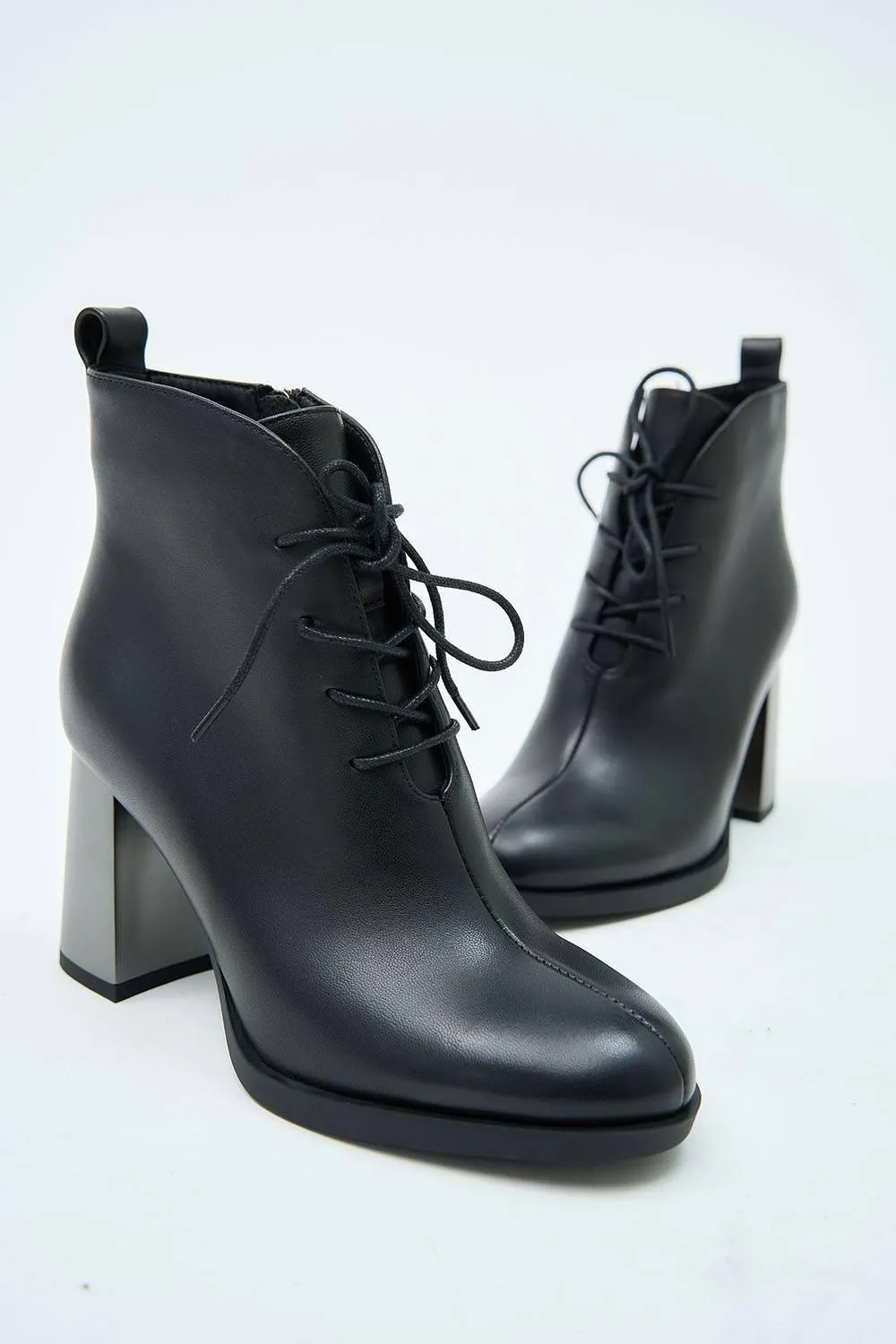 Lyra Black